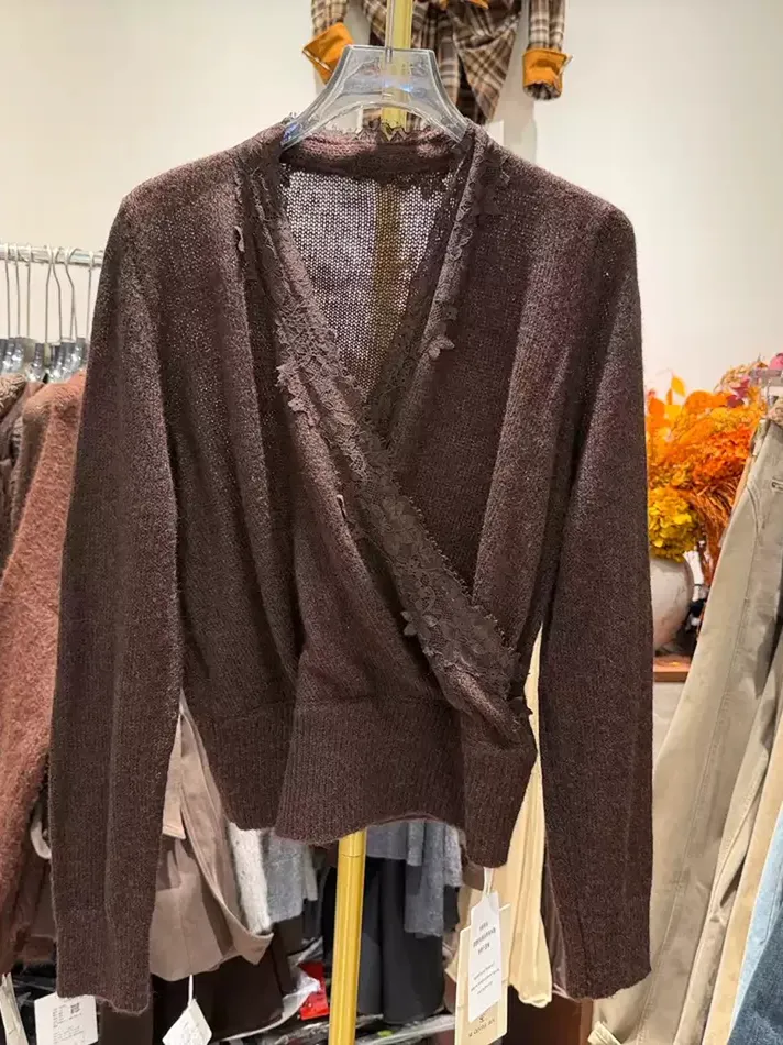 Women's panelled v-neck lace knit sweater — Style 25980