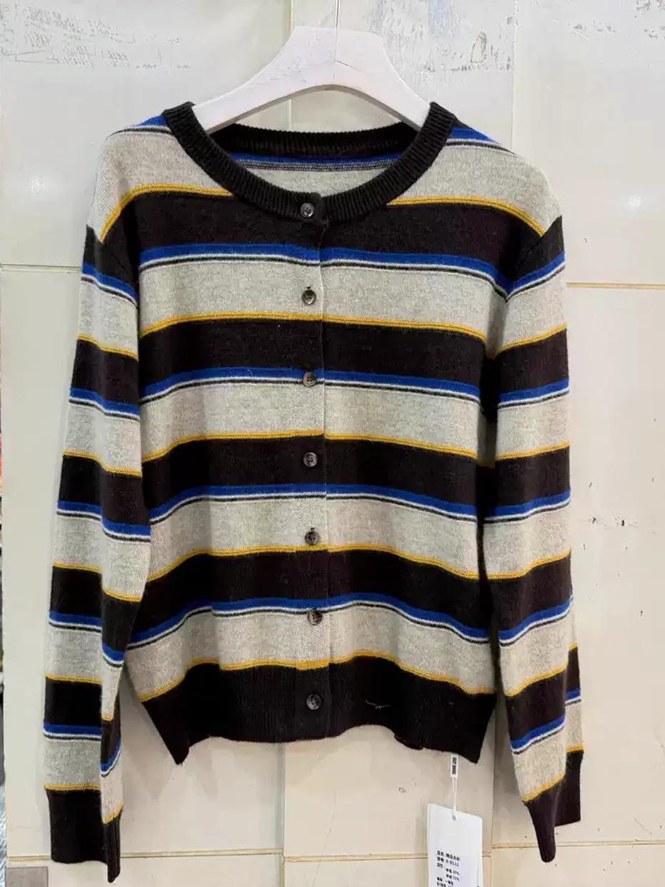 Single-breasted wool knit cardigan, relaxed fit · 6-9532