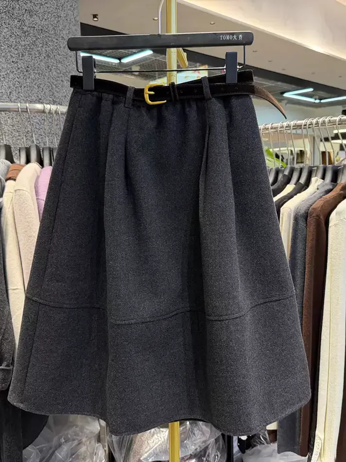 Women's black high-rise skirt — Style 62Q3857