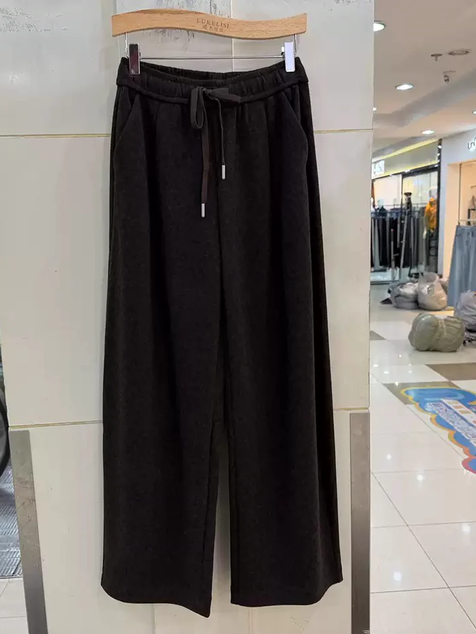 Women's black elastic-waist curved-leg high-rise trousers · 98059